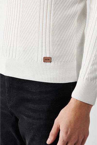 Avva Herren-Strickpullover in Ecru mit Rundhalsausschnitt und Muster A32y5160