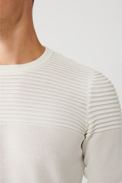 Avva Herren-Strickpullover aus strukturiertem Viskose in Ecru mit Rundhalsausschnitt A32y5136