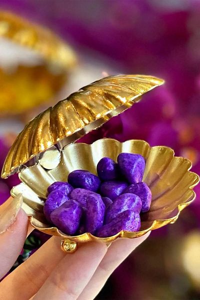 LUCKYHOMES Metal Coffee Colored Muscle Oyster Model - Side Macarons and Turkish Delights Dragee Set of 6 - 7 cm Gold