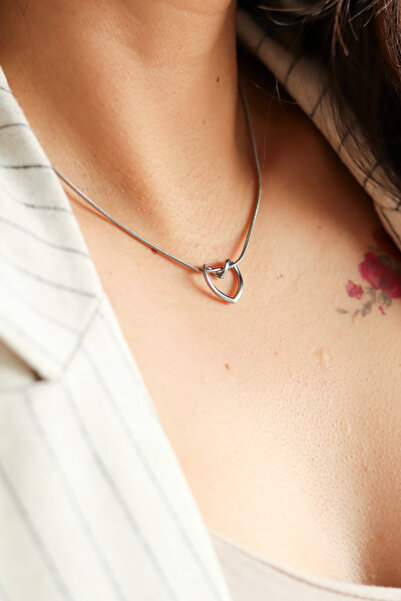 ATALYA ACCESSORY قلادة نسائية من الفولاذ باللون الفضي مع عقدة على شكل قلب حلز...