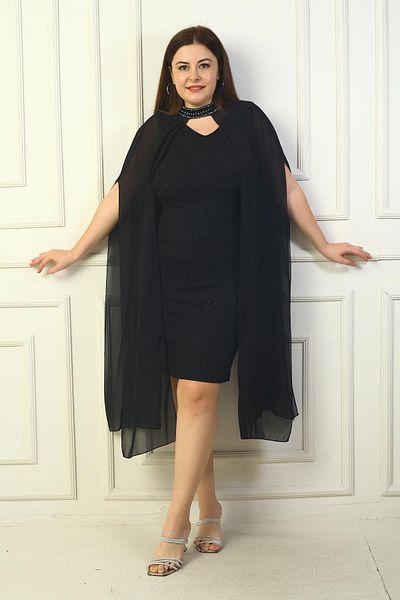 By Saygı Rochie lurex de mărime mare, căptușită cu decolteu în V, cu pelerină din șifon
