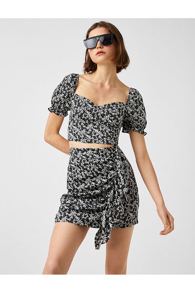 Koton Geblümte Crop-Bluse mit herzförmigem Ausschnitt und kurzen Ballonärmeln
