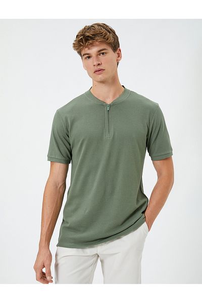 Koton T-Shirt mit Richterkragen, halblangem Reißverschluss und detaillierten kurzen Ärmeln