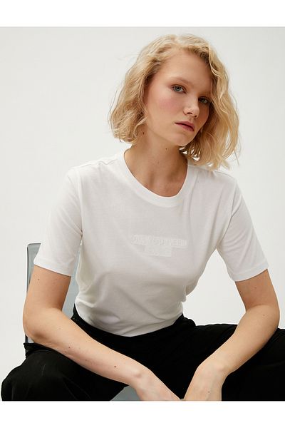 Koton Mit Text besticktes T-Shirt mit Rundhalsausschnitt