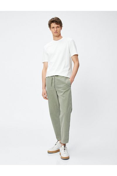 Koton Basic-T-Shirt mit kurzen Ärmeln, Rundhalsausschnitt und schmaler Passform