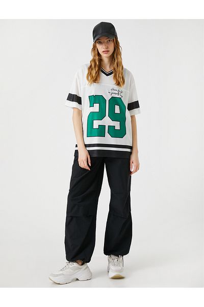 Koton T-shirt oversize z krótkim rękawem i dekoltem w kształcie litery V. Nadrukowany slogan