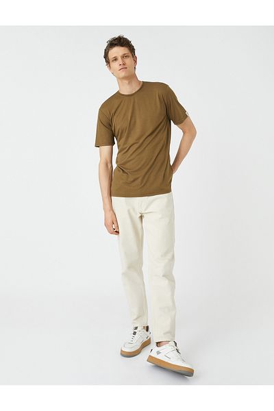 Koton Basic-T-Shirt mit Rundhalsausschnitt und kurzen Ärmeln. Detailliertes Etikett