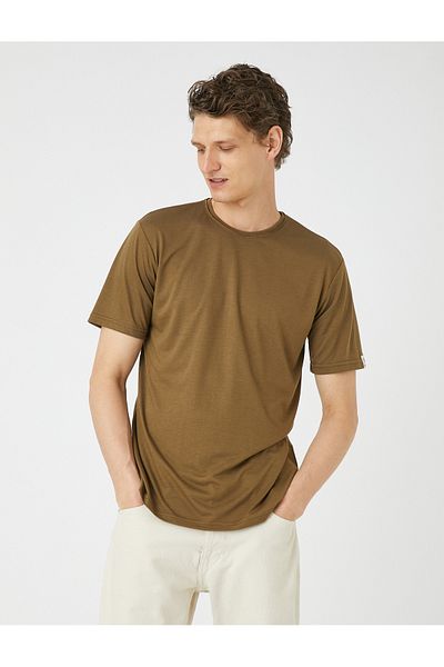 Koton Basic-T-Shirt mit Rundhalsausschnitt und kurzen Ärmeln. Detailliertes Etikett