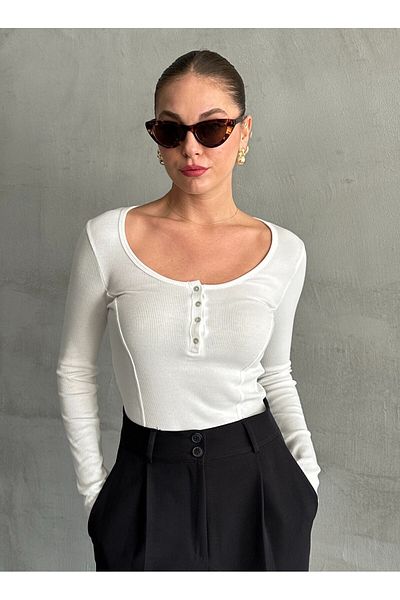 Laluvia Weißes, perlmuttfarbenes, langes T-Shirt mit Knöpfen – 2634