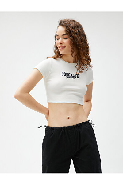 Koton Krótka koszulka z haftowanym okrągłym dekoltem i krótkim rękawem