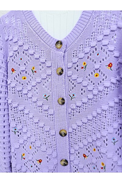 Modamorfo Cardigan din tricotaje ajurate brodate cu flori liliac - Detaliu po...