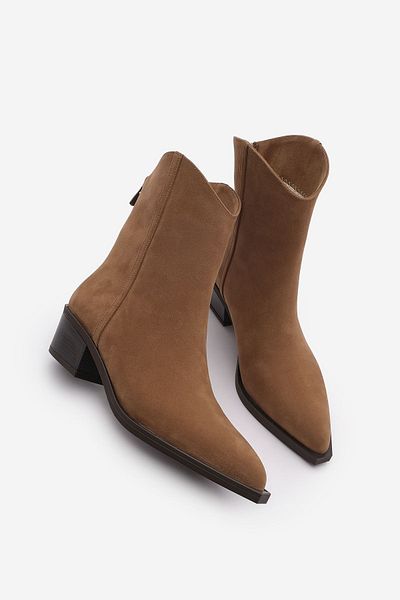 Marjin Damen-Westernstiefel aus hellbraunem Wildleder – spitze Zehenpartie und Nähdetails