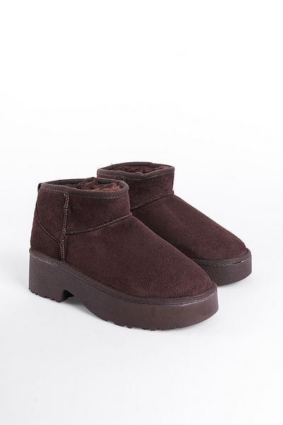 Capone Outfitters Krátké chlupaté dámské kozačky s kulatou špičkou se silnou podrážkou