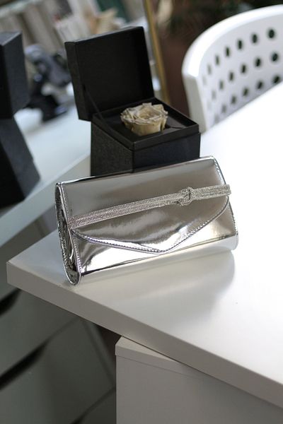 Moom Bag Geantă de umăr pentru rochie de seară, din piele lacuită argintie, cu dungi de piatră