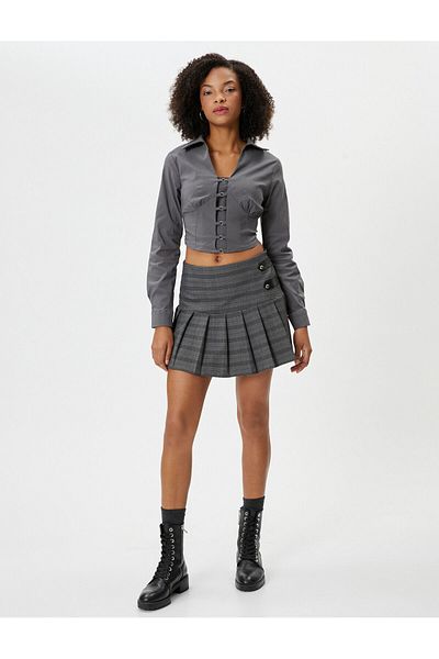 Koton Crop-Bluse, langärmliges Slim-Fit-Hemd mit Metall-Accessoire-Detail am vorderen Kragen