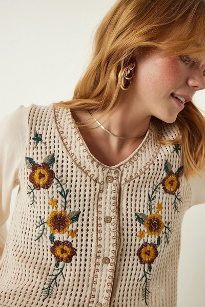 Namaste Vintage Krem renk v yakalı çiçek nakışlı keten gömlek