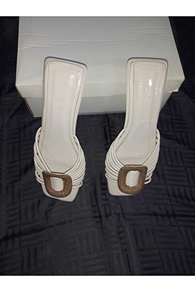 Velvet شبشب كاترين كريمي أنيق من الجلد اللامع بإبزيم حجري