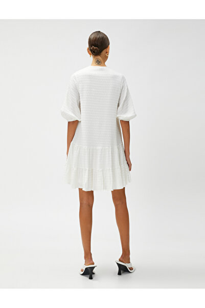 Koton Minikleid mit Ballonärmeln, gestuft, kurzer V-Ausschnitt