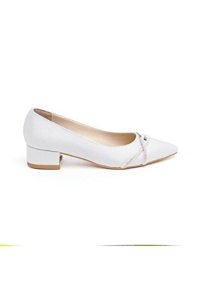 derinet Taş Aksesuarlı Kadın Kısa Topuklu Ayakkabı