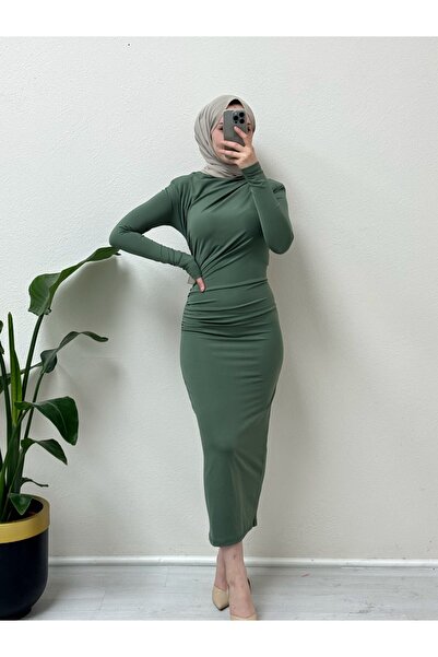 Modamorfo Długa sukienka typu scuba w kolorze khaki – detale z boku