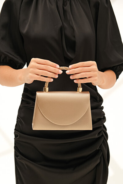 ROZA CANTA Γυναικείο βραδινό φόρεμα από χρυσό ύφασμα με λεπτομέρεια από πέτρα με λουράκι με αλυσίδα για την βραδινή τσάντα γάμου