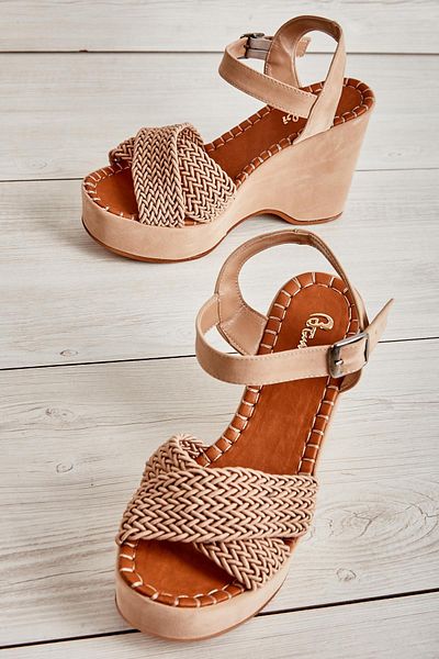 Bambi Beige Women's Wedge Heeled Shoes K05688999716