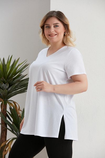 SERTUĞ Tricou alb cu decolteu în V de mărime Plus cu fante