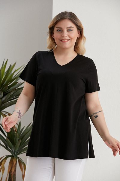 SERTUĞ Tricou negru cu decolteu în V mărime mare - Detaliu cu fante
