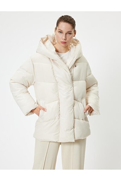 Koton Palton lung de puf cu glugă - cu buton rapid și detaliu de buzunar