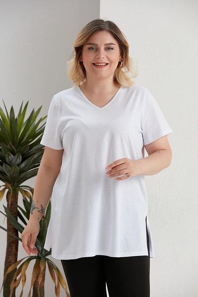 SERTUĞ Tricou alb cu decolteu în V de mărime Plus cu fante