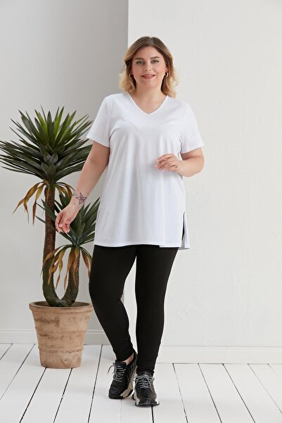 SERTUĞ Λευκό μπλουζάκι με σχισμή V λαιμόκοψη σε μεγάλο μέγεθος