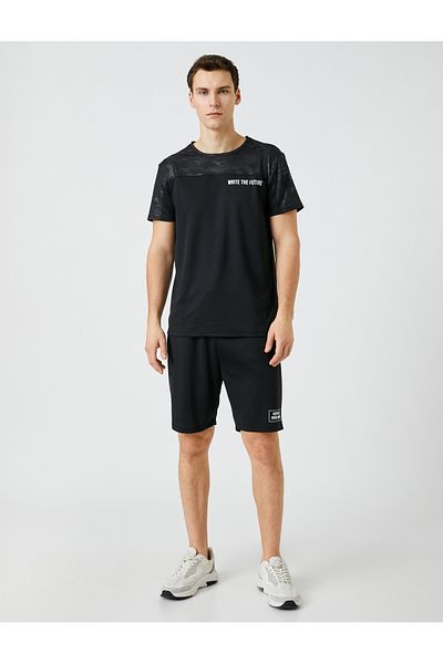 Koton Sport-T-Shirt mit Tarnmuster und detailliertem Slogan-Aufdruck, Rundhalsausschnitt