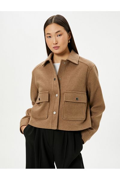 Koton Kurze Jacke mit großen Taschen und Druckknöpfen