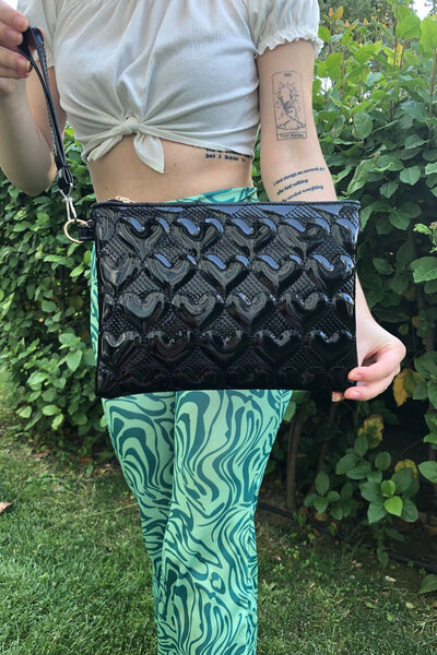 Defnella Siyah Rugan Kalp Desenli Portföy Clutch Çanta 25x19 Cm