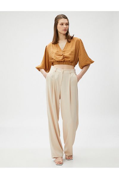 Koton Crop-Bluse mit gerafftem V-Ausschnitt