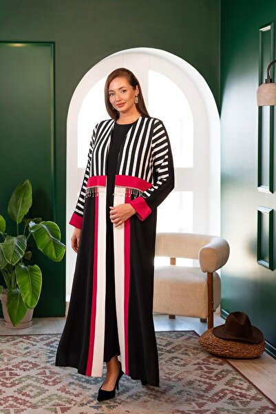 YAFA CLOTHING & ACCESSORIES عباية مطبوعة رقمية باللون الأسود الفوشيا