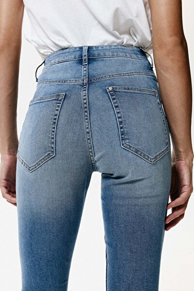 H&M بنطال جينز ضيق يصل إلى الكاحل