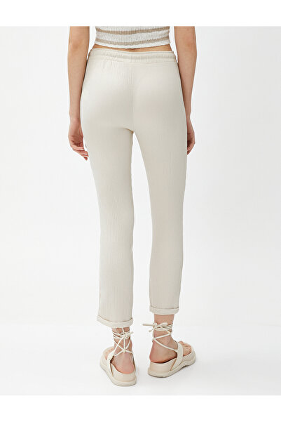 Koton Kalhoty Belbağcı – úzké nohavice, uvolněný střih a texturované vinutí