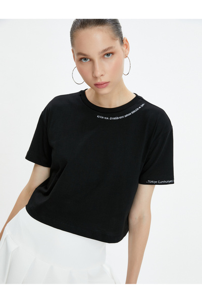 Koton تي شيرت قصير مطرز بأكمام قصيرة ورقبة دائرية من القطن خاص بالذكرى المئوية