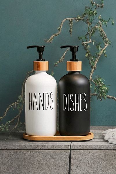 Hands Dishes Комплект от 2 диспенсъра за течен сапун за кухня и баня, черно-бял, с бамбукова стойка, 500 мл