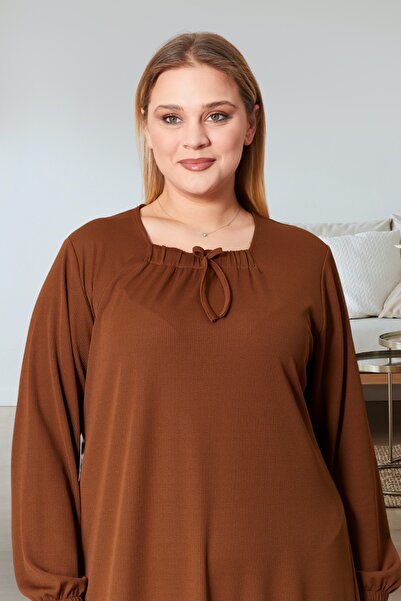 Ferace Γυναικείο φόρεμα με ριμπ τετράγωνο γιακά μεγάλου μεγέθους