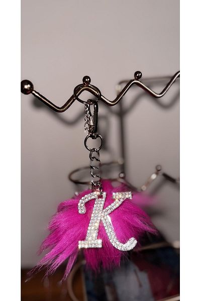Arabasına Aşıklar Kulubü Pink Fuchia Feather Letter K Keychain