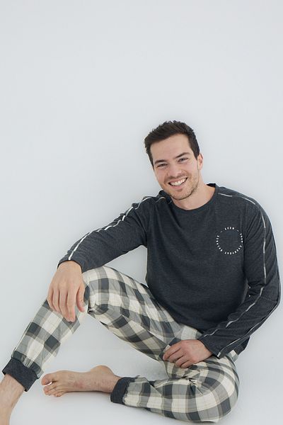 Trendyol Collection Anthrazitfarbenes, kariertes Strick-Pyjama-Set mit normaler Passform TMNAW25PT00070