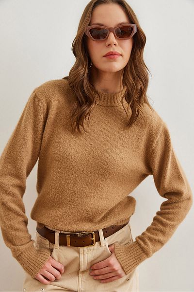Olalook Dámský svetr s jemným texturovaným výstřihem Camel - Kzk- 19000858