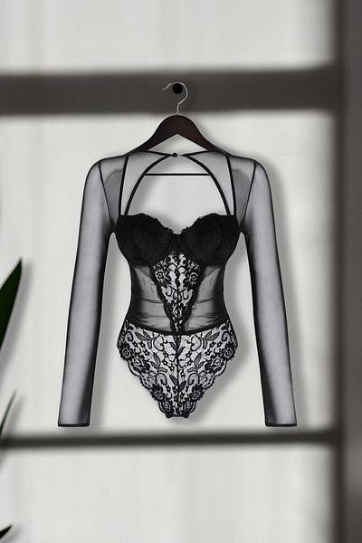 Trendyol Collection Gestrickter Body mit schwarzem Spitzenausschnitt/Fensterdetail THMAW25BD00003