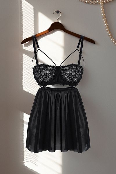 Trendyol Collection Schwarzes Spitzenrock-Strickbabydoll mit abnehmbarem Seilträger THMAW25LL00001