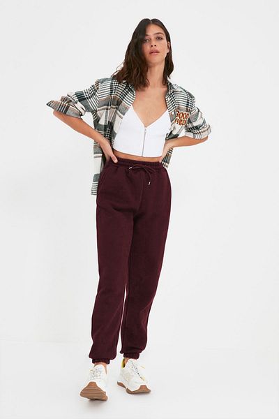 Trendyol Collection Burgunderfarbene Basic-Strick-Jogginghose mit dickem Fleece-Innenteil TWOAW22EA0468
