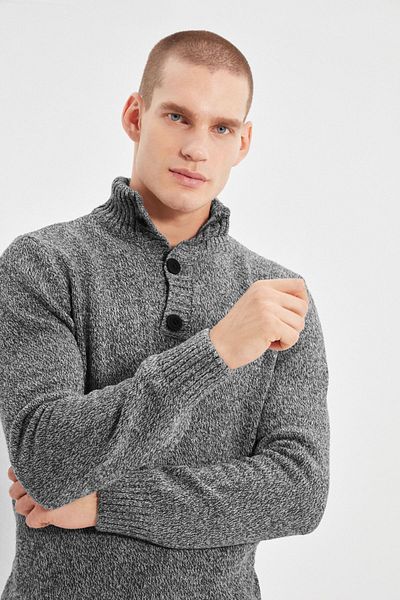 Trendyol Collection Anthrazitfarbener, lässiger Slim-Fit-Strickpullover aus Wolle mit halben Angelknöpfen TMNAW21KZ0394