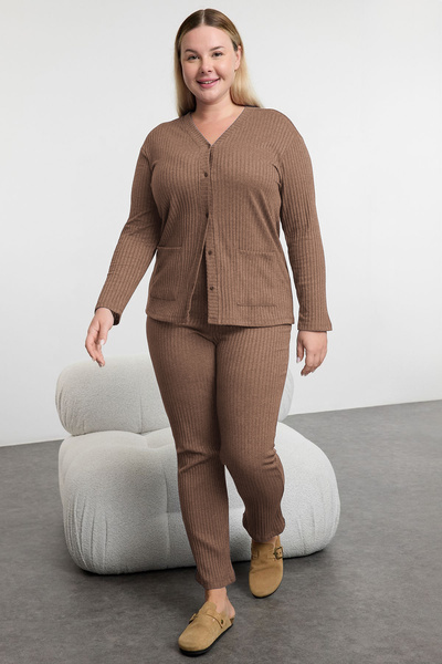 Trendyol Curve طقم بيجامة محبوكة بأزرار على شكل حرف V من فرو المنك TBBAW25AI0...