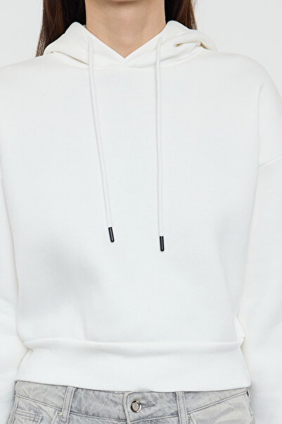 Trendyol Collection Ecru tlustý fleece uvnitř s kapucí Pohodlný střih Crop Basic Pletená mikina TWOAW24SW00105